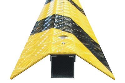 trittfeste Ausführung Kabelkanal mit Anfahrrampe 135° TF-Alu 135°-DR-CL 75x75x1990